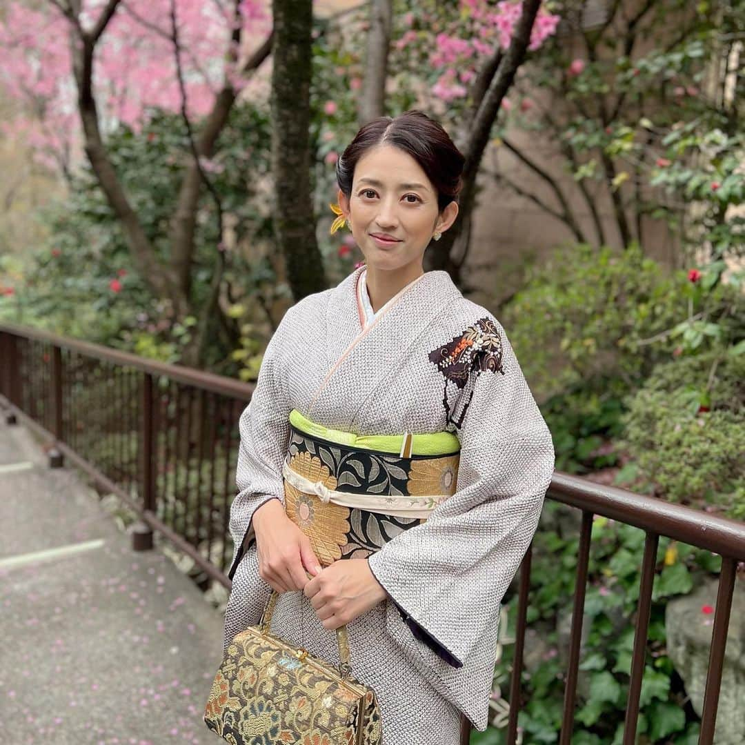 小沢真珠のインスタグラム：「昨日は次女の卒園式でした。お着物を着ました♪今年は幼稚園の卒業対策委員の役員をやらせて頂き、ここ何年か開催できなかった謝恩会の準備などお手伝いできたので、より感慨深い深いものとなりました。この思い出を宝物にして、これからの育児と仕事の両立をより頑張っていこうと思いました。。  #卒園式 #卒園 #次女 #幼稚園 #コズレ#ママリ#親バカ部#姉妹ママ#女の子ママ#sisters#instakids #卒園おめでとう」