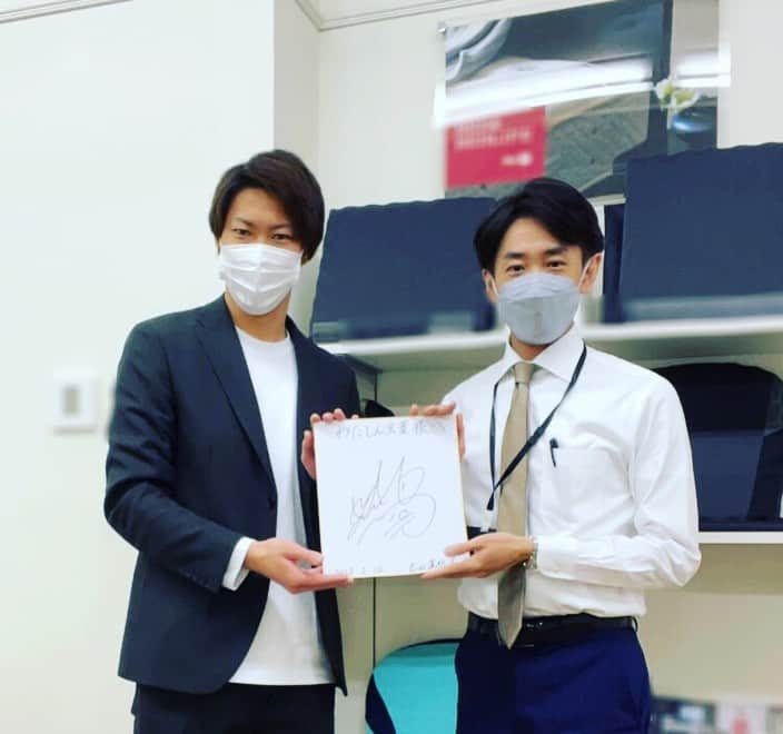 吉田眞紀人のインスタグラム：「... 創業157年にもなる　@kisarazu.watashin さん！  昔から地域に愛されている【わたしん】さんでは、眠りのことや寝具でのお悩みの方はぜひご相談してみてください🤲  健康には質の高い睡眠が絶対条件です！ 僕も今までアスリートという仕事柄、睡眠の大切さを強く感じてきました🤝  ・寝不足 ・質の悪い睡眠  これでは日々の毎日を爽やかに、健康的に過ごすことはできません🙅‍♂️  皆さんも今一度自分の睡眠状況を振り返って頂き、悩み事がありましたらぜひ【わたしん】さんへ👏 ... #わたしん #寝具のお悩み相談 #スポーツで健康に #木更津市出身初のJリーガー #木更津に新しい景色を」
