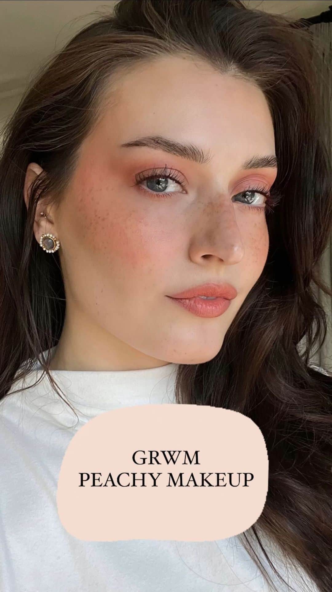 ジェシカ・ジェーン・クレメントのインスタグラム：「Peachy Spring Makeup Tutorial | full detailed tutorial in @welovecoco’s stories 🌸🍑」
