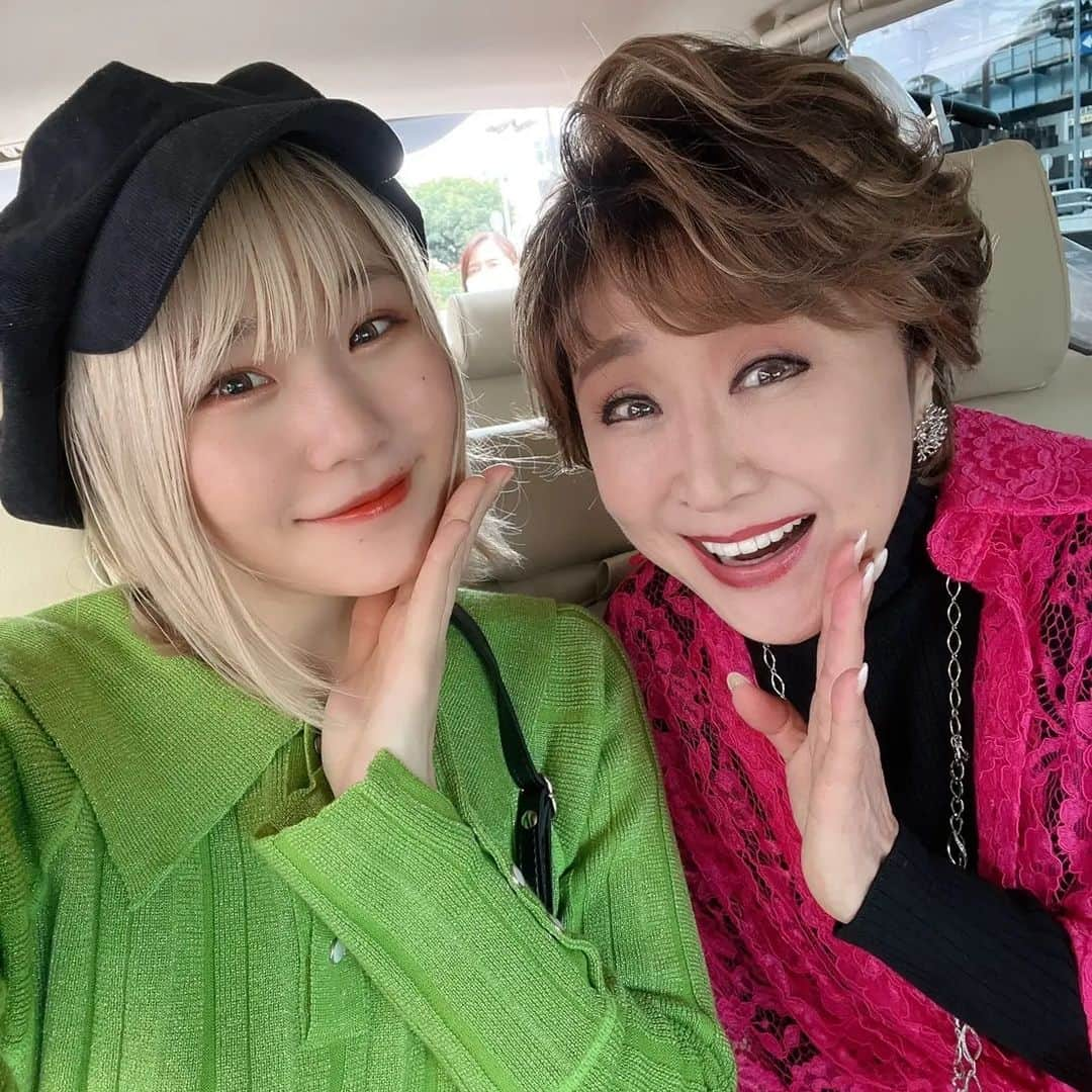 小林幸子さんのインスタグラム写真 - (小林幸子Instagram)「ハラミちゃんとストリートライブコラボしてきました✨  リハーサルはもちろんなし‼️ 直前に車の中で、ちょっとだけ打ち合わせして、ぶっつけ本番‼️‼️  いつもと違う緊張感あったけど、楽しかった❤  やっぱりハラミちゃんは凄い‼️‼️‼️ 歌ってても、ついハラミちゃんのピアノに聞き入っちゃいそうになる😁  ほんと楽しかった❤❤❤  また、違うコラボもしてみたいな✨  ハラミちゃんありがとう💕  ぜひ、私のYouTubeとハラミちゃんのYouTube見てね✨  #sachikokobayashi  #小林幸子  #ハラミちゃん  #ストリートピアノ  #ストリートライブ  #関内  #買い物帰りのおばちゃん  #ネギで歌ったw  #千本桜  #糸  アクセサリーは全てグロッセさん✨ @grosse_staff  @grossejapan」3月18日 8時29分 - kobayashi_sachiko_5884