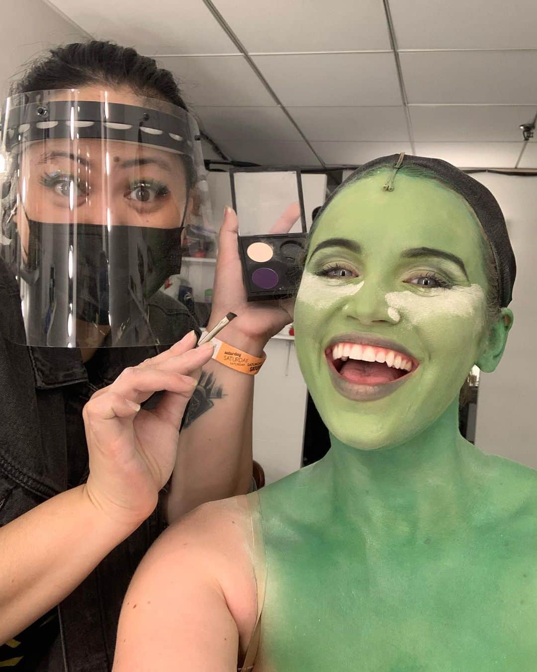 リンジー・ピアースのインスタグラム：「Happy St. Paddy’s day. I took dozens upon dozens of photos and videos of me getting green/de greened. I sent many of these photos/videos to friends as proof of life, and many to just document the wild ride I was lucky enough to get on for a time. These really do make me laugh, so I had to share 😂😂  Special special shout out to THEE midnight queen @christakw_ for always being my silly billy and painting the green girls SO beautifully even when they fidget 😂  Please enjoy 😂」