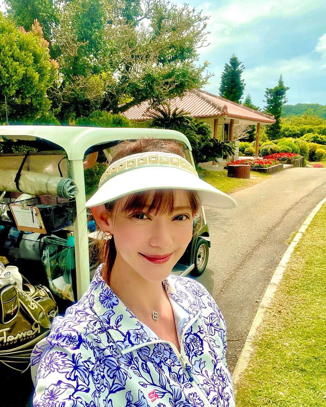 のインスタグラム：「股関節を痛めてから久々のゴルフ⛳️ ・ ・ 1ヶ月半全くクラブを握っていなかったけど、それが良かったみたいでゴルフ恐怖症が出なかった✨ ・ ・ あまりにも上達しないから昨年からレッスンに通い、ほぼ毎日自主練を重ねた結果、突き詰めすぎて当たらなくなりゴルフ恐怖症に…🤣 ・ ・ 股関節痛の原因7割もゴルフ😅 ・ ・ 何事も全力投球過ぎて、体やメンタルを崩す事もしばしば💧 また諸々再考する時期なんだろうなー🧐 ・ ・ 来月は大切なラウンド予定が入っているので、暫くゴルフはお休みして股関節治療を最優先❤️‍🩹 ・ ・ 同伴者にも恵まれて、また本当にゴルフが楽しいと思えた佳き1日でした😊  #琉球ゴルフ倶楽部 #お気に入りのゴルフ場 #沖縄ゴルフ #沖縄 #ゴルフ女子 復活! #アラフィフ女子 #メンタルトレーニング #メンタルスポーツ #休息も大事 #別荘ライフ #2拠点生活 #サードハウス #南国生活 #沖縄大好き #箕輪玖美」