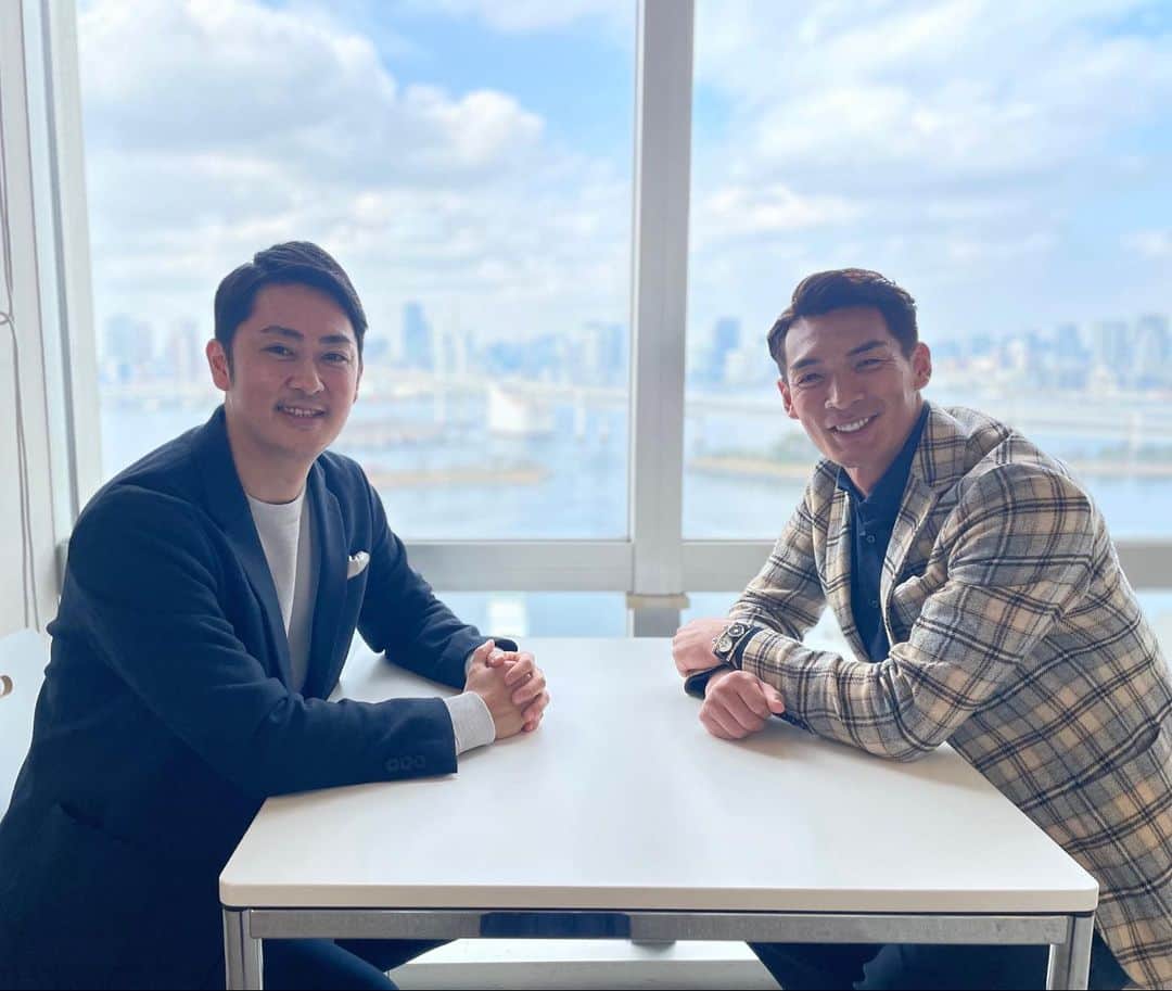 木下康太郎のインスタグラム：「元サッカー日本代表、槙野智章さんから話を伺い、プライムオンラインに記事を書かせていただきました。  現役時代から異質な輝きを見せる槙野さんをサッカーの現場などで見て、個人的にとても魅力を感じていました。賛否がある中でも自らの意思を貫いた理由、それは全て未来の自分との対話から生まれたものだと知り、いかに将来を見据えながら17年間の現役生活を過ごしていたのか、とても勉強になることばかりでした。引退の経緯や、現役時代の葛藤、そしてセカンドキャリアについても語っていただいております。  【前編】 一番のライバルには「引き止められた」 槙野智章が引退を未練なく決断した19歳から感じていた”危機感”の正体  https://www.fnn.jp/articles/-/499382  【後編】 槙野智章は「選手以上に監督として凄かった」と言われたい。理想の監督像として挙げたスター監督の名前  https://www.fnn.jp/articles/-/499394  ストーリーのリンクからも是非⚽️  #槙野智章 #サッカー #日本代表 #サンフレッチェ広島 #FCケルン #浦和レッズ #ヴィッセル神戸 #FNNプライムオンライン #フジテレビアナウンサー」