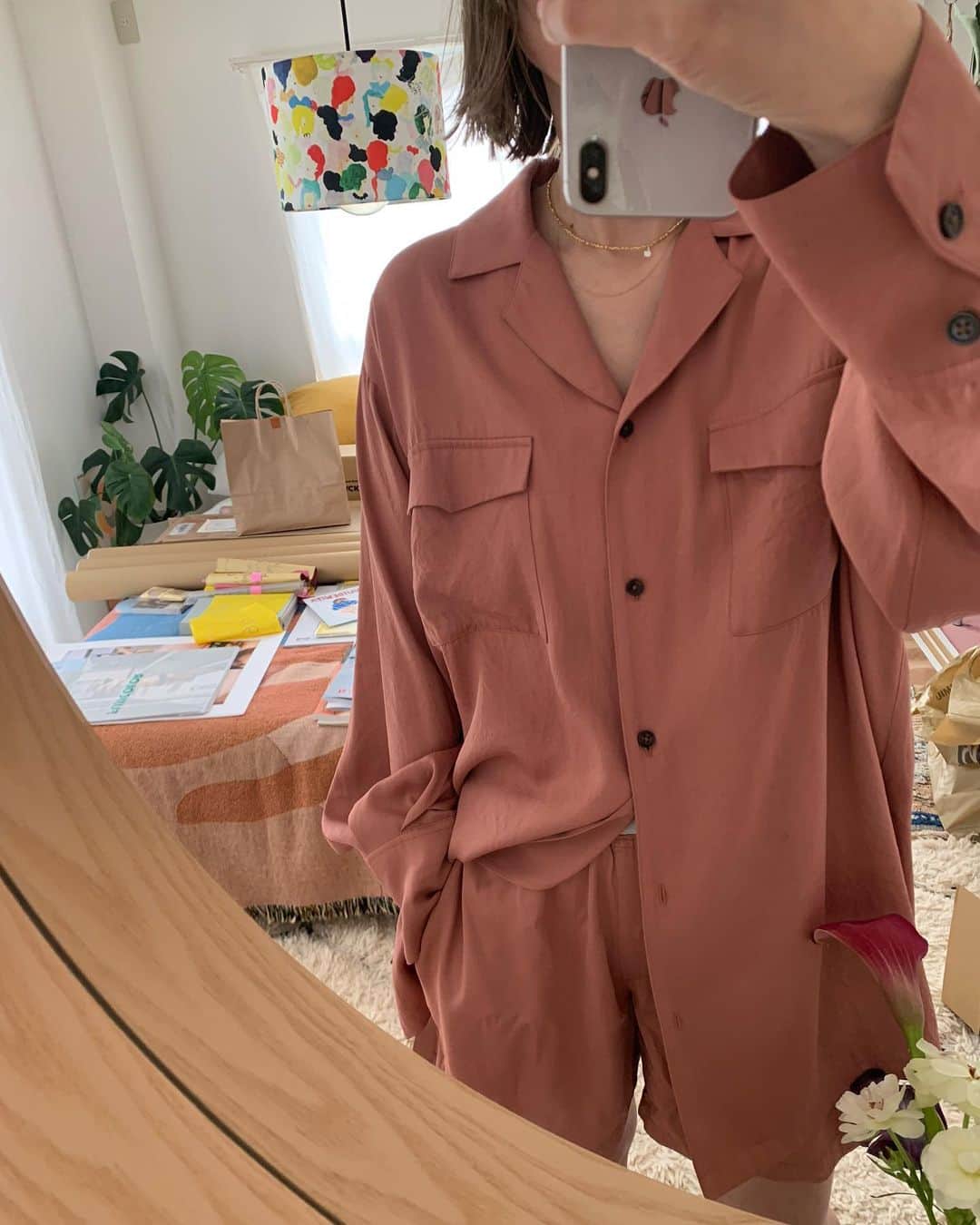 花盛友里のインスタグラム：「個展準備で物だらけなアトリエとSTOCKのピンクセットアップ。 （短パンは売り切れ中） 本当にこの生地気持ち良すぎて大好きすぎて、この布団で眠りたい。。 土に還る生地出てきてるんだよー！ 週末タイムセールで半額だーよー！ぜひみてみてね🤍  詳しくは @stock_loves_you へ🌈🌈🌈」