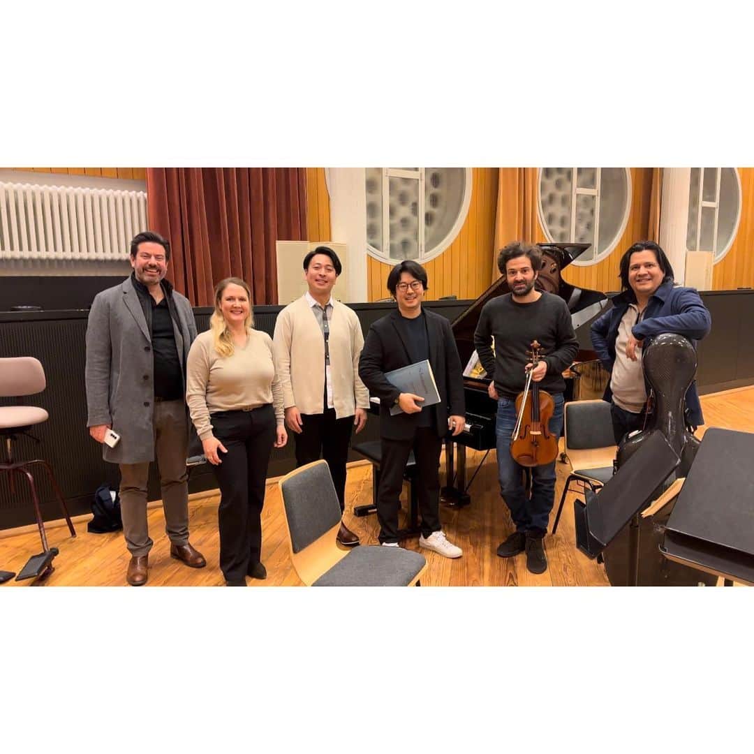 のインスタグラム：「I had my first meeting with members of the Berliner Philharmoniker at the Philharmonie Berlin today.  It was a nice experience !! Was very excited when we played together.  By the way, I was surprised to see “YAKITORI” being sold behind the backstage.  ーーーーーーーーーーーーー ベルリン・フィルのメンバーと初顔合わせでした。 一緒に弾いて笑って、話したり。 弾きながらワクワクするっていいよなー  バックステージすぐ裏のキッチンで『焼き鳥』が売っていたのはびっくりしました。  #berlin #BPO #yakitori #kyoheisorita」