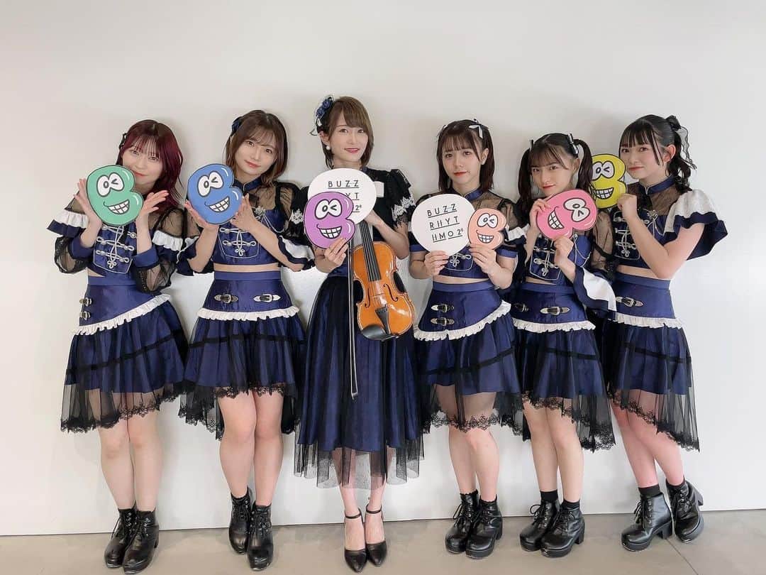 のインスタグラム：「🐓🎻 日本テレビ系「バズリズム02」に出演される手羽先センセーション様と「証 feat.Ayasa」をスタジオ歌唱&演奏をご一緒させていただきました🎶  また手羽センの皆様とご一緒できて嬉しい🥰 素敵な機会にお供させていただいてありがとうございました🤍 ・ ・ #バズリズム02 #日本テレビ  #手羽先センセーション #手羽セン  #Ayasa #violinist #バヨリン弾き #5弦バイオリン #gliga」