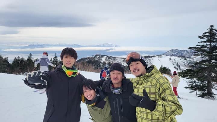 小出翔太のインスタグラム：「長野✖︎スノボー✖︎ホテルイタクラ  人生初ゲレンデ。  毎年毎年ずーと誘われてたんだけどずっと断り続けて避けてたスノボー。メンバーとだから行ってみました♪  40.50回ぐらいコケまくったけどみんなが教えてくれてすぐ滑れるようになりました♪  送り迎えとか色々してくれたホテルイタクラさんに感謝♪最高でした♪  @onsenhotelitakura_official_   1日目みんな俺の為に時間作ってくれたからみんな２日目も一緒に滑ろうって言ってくれたけど思う存分楽しんでほしいから大人しく留守番する事に♪体は耐えれるぐらいだからそんなに痛くありません😝  #長野県#ホテルイタクラ#スノーボード#人生初#志賀高原#バチェロレッテ#バチェロレッテ2」