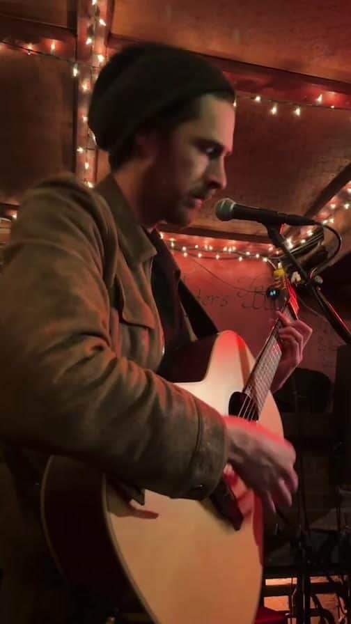 ホージアのインスタグラム：「A nice way to celebrate the release of Eat Your Young in New York. Thanks @paddyreillysmusicbarnyc for having us and happy St. Patrick’s Day.」