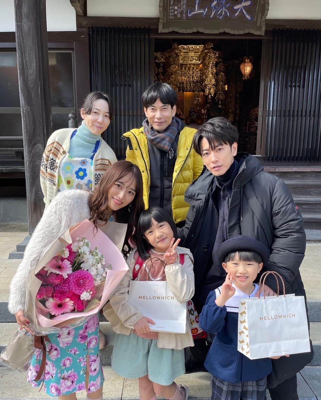 近藤千尋のインスタグラム：「おはようございます💕☺️  昨日は 100万回言えばよかった 最終回でしたね😭📺 ちょこっと出させていだたいた私も ドラマの大ファンでした💓👻 こんな豪華な皆様と同じ空間に居させて貰えることに感謝🥲です。  ラヴィットの 大好きなスタッフさんたちから 演技良かったよー❤️と、 お花も貰って幸せだった💕☺️  ありがとうございました😍❗️  最近は仕事に家のことにバタバタで 寝落ちする日々です😂😂😂  今日も素敵な1日に…🥰🌷  #近藤千尋衣装  one-piece @msgm pierce @abiste_official shoes @ralphlauren」