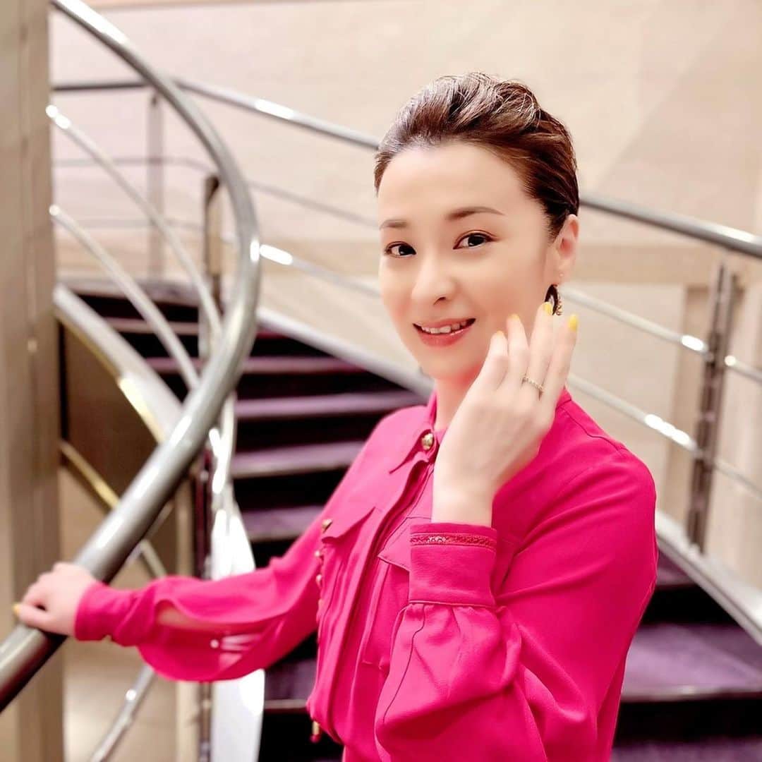 檀れいのインスタグラム：「🌹🌹  先日、熱海五郎一座の記者会見でした✨ 久しぶりのドレスにテンション上がりましたよ〜✨  記者会見は、三宅裕司さんはじめ 皆さんとても楽しい方々で、 終始笑いが止まりませんでした🤣  笑いと涙を堪えるのが、大変なくらい 楽しい会見‼️  さて、どんな舞台になるんだろう 次の舞台も楽しみだわ〜🌈✨  檀れい🌹  #檀れい #danrei #熱海五郎一座 #三宅裕司 さん #楽しい会見 #私、笑いすぎ #ginzatanaka #elisabettafranchi #檀スタグラム」