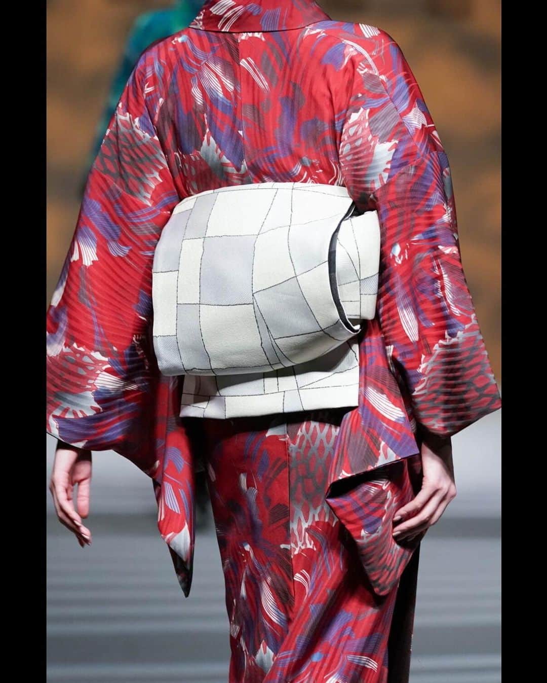 黒田瑞貴さんのインスタグラム写真 - (黒田瑞貴Instagram)「Rakuten Fashion Week Tokyo JOTARO SAITO 2023 A/W Collection  @saitojotaro  @jotaro_saito_ginzasix   #fashion #fashionweek  #tokyofashionweek #jotarosaito #kimono #着物　#東コレ　#東京コレクション」3月18日 10時11分 - kurodamizuki_