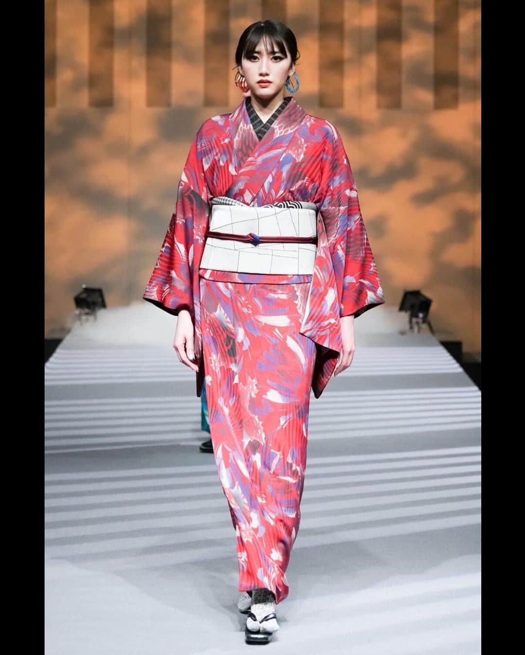 黒田瑞貴さんのインスタグラム写真 - (黒田瑞貴Instagram)「Rakuten Fashion Week Tokyo JOTARO SAITO 2023 A/W Collection  @saitojotaro  @jotaro_saito_ginzasix   #fashion #fashionweek  #tokyofashionweek #jotarosaito #kimono #着物　#東コレ　#東京コレクション」3月18日 10時11分 - kurodamizuki_