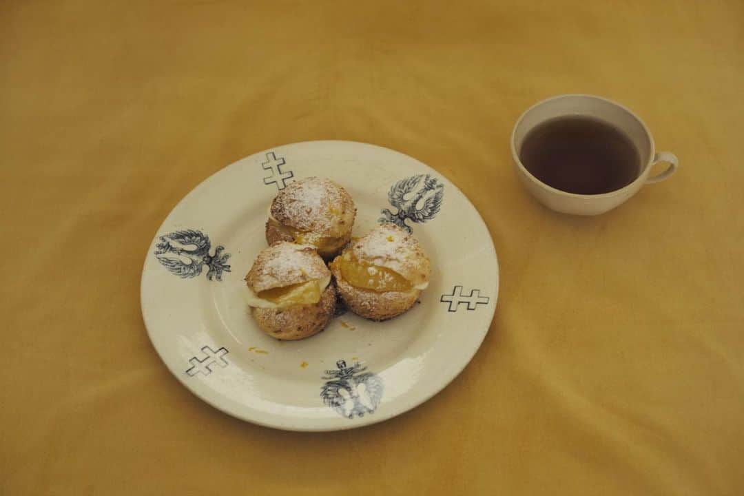 のインスタグラム：「&Premium   &premium.jp web連載 @and_premium  季節のハーブを愉しむお菓子  3月は、'エルダーフラワーと八朔のシュークリーム' をご紹介しています。  3年目の連載も一区切りの春 今回が最終回です🥲  レシピを元にお菓子を作ってくださったみなさん ありがとうございました✨  資料のハーブは ほぼ、高知のまるふく農園さんにご協力いただきながら、時に自分の畑からも登場させたりと、 お菓子以外の部分までもとても楽しい時間でした。 @marufukufarm 楠瀬さんありがとうございました！  長きにわたり編集に携わってくださった矢島さん、 かっこいい写真を撮ってくださった松原さん、 サポートいただいた編集部の皆さんにも感謝です。 ありがとうございました！！！  連載レシピの一部を 発売中の&Oyatsu @and_premium に掲載していただいています。 最後の方でどーんと迫力があります🍓  写真　松原博子さん 文　　矢島聖佳さん 器　　ヨーロッパアンティーク  #季節のハーブを愉しむお菓子#&premium」