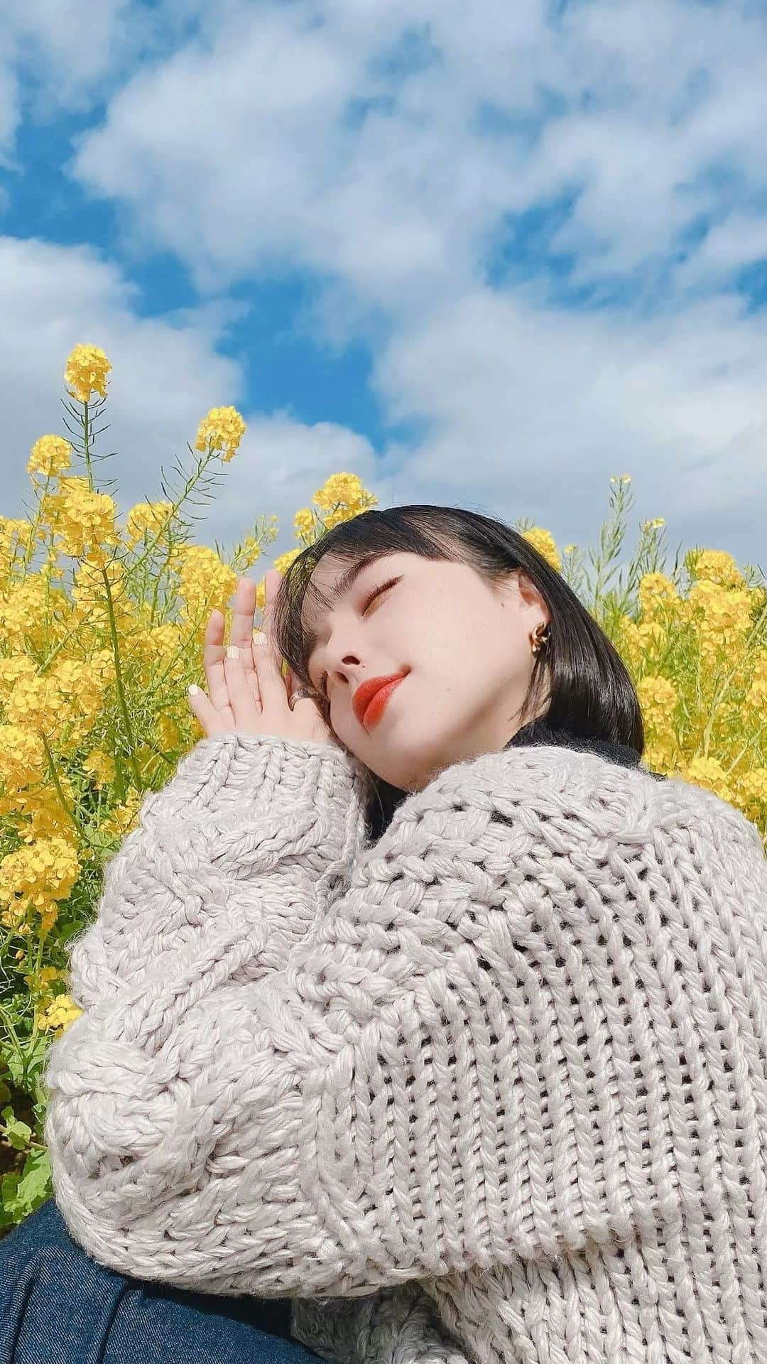 クレイトン愛のインスタグラム：「今年もみれて嬉しかった🌼💛菜の花畑の思い出😴 ・ ・ ・ #あいメイク #メイク #コスメ #ビューティー #ミネラルコスメ #ファッション  #コーデ #私服  #菜の花 #菜の花畑  #makeup #cosmetics #beauty #fashion #photo」