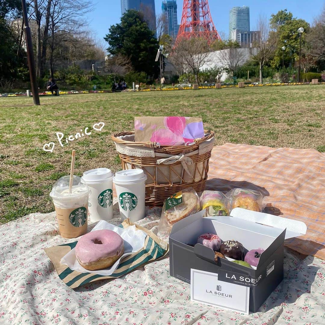 ちとせよしののインスタグラム：「🥤🌯︎‎🤍  #picnic #おしゃピク #芝公園 #スタバ」