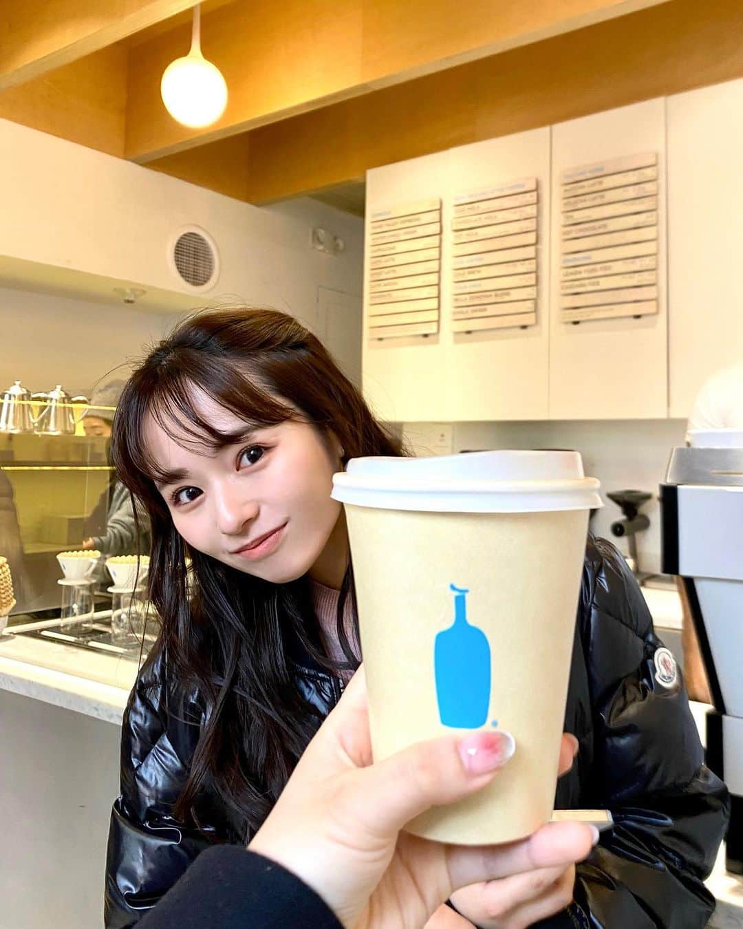 のインスタグラム：「おはようございます☀️ . 父が出張から帰ってきたので、今日はこれから家族でお昼を食べに行ってきます🐥久しぶり〜😽 . . #bluebottlecoffee #ブルーボトルコーヒー #familytime」
