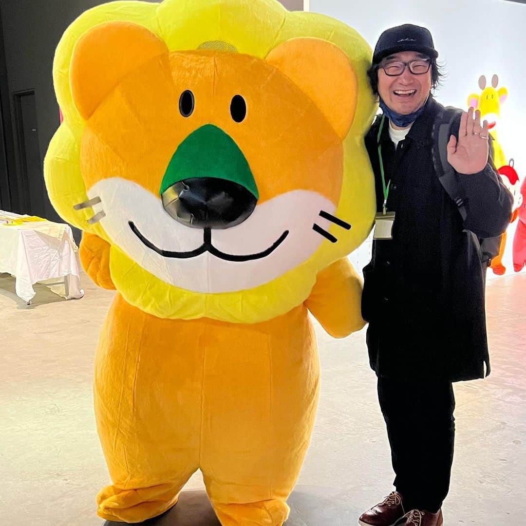 池田鉄洋のインスタグラム：「日頃、俳優仲間には「写真一緒に撮って」となかなか言えない私ですが（断られた時のショックを想像して言い出せない）スーパースターらいおんくんは快く応じてくれたので、小心者の私でもこの笑顔。なんてかわいいんだっ！　らいおんくんっ！  たべっ子どうぶつLANDは、予想以上にラブリーで、最高だったよ……」