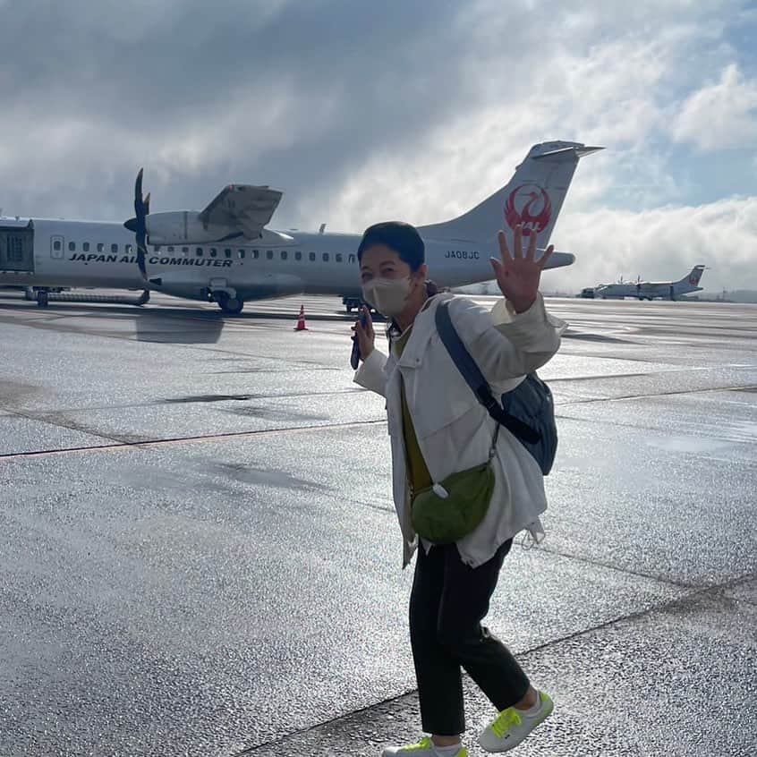 宮崎美子さんのインスタグラム写真 - (宮崎美子Instagram)「皆様、おはようございます。  屋久島到着です。  間も無く11時から NHKBS4K/BSPにて放送の『陸・海・空4K中継 絶景ぜんぶ見せます！世界自然遺産屋久島』に出演します。  事前ロケも行い、屋久島の偉大さを素晴らしさをお伝えすべく、頑張りました。  ぜひ、この後11時、ご覧ください。  #nhk #bsプレミアム #bs4k #屋久島 #自然遺産 #縄文杉」3月18日 10時39分 - miyazakiyoshiko.official
