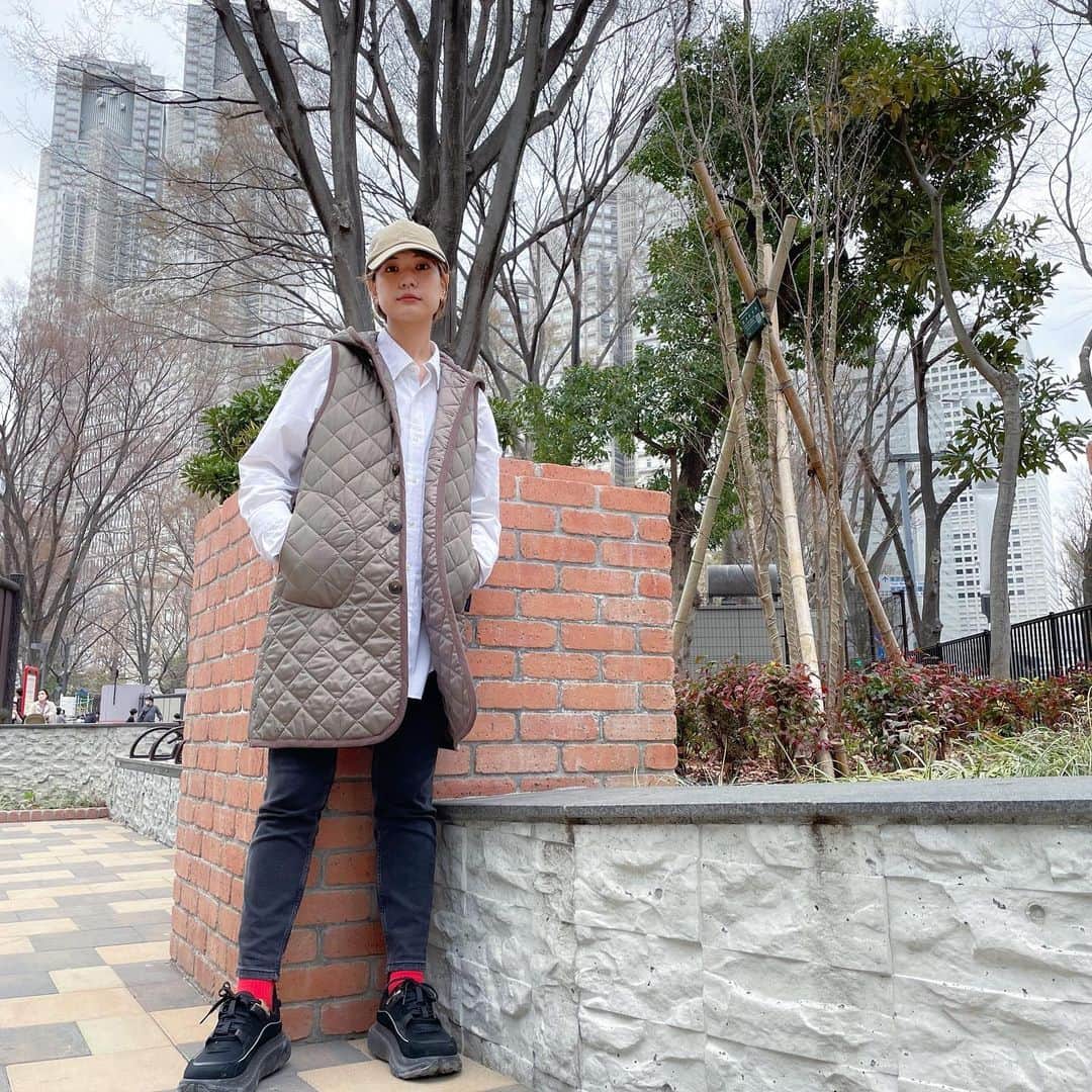 石川瑠利子のインスタグラム：「. 暖かくなったと思ったら寒くなるね🫣💦 こないだお天気が良い日にピクニックに💓友達のお子ちゃまもいたので動きやすいお洋服にしました🙆🏻‍♀️✨ @lavenhamjp のロングラインは春も大活躍です🥹 . .  #Lavenham #MadeInSuffolk #LavenhamLived #ラベンハム」