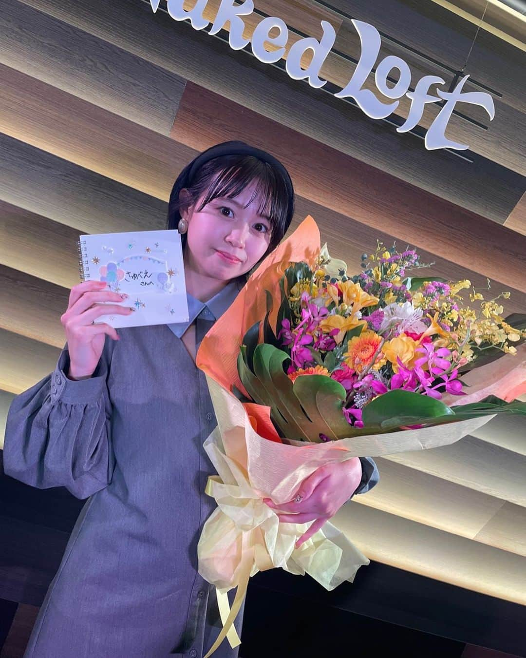 高木紗友希のインスタグラム：「昨日は「さゆべえスペシャルイベント」ありがとうございました🤍  私の活動を応援してくださっている皆様への感謝の気持ちから開催することになった今回のイベント、  "TBSドラマストリーム 『ブラザー・トラップ』エンディングテーマ"という自分にとってはとても大きなチャンスをいただき、次に繋げられるようにと、特に一緒に頑張ってくださった方々が今回は来てくださり、配信を見てくださるということだったので、ありがとうの気持ちでいっぱいになりました。  みんな本当にありがとう🥲  そして阿部愛沙美プロデューサー、スタッフの皆様から、素敵すぎる花束と、イベントに来てくださったファンの皆さんとお友達からのメッセージが入ったアルバムを、、、プレゼントしていただきました😭  お忙しいのにサプライズで用意してくださっていたの…🥹  とても愛に溢れた、熱い想いで関わってくださる方々と出会えて本当に幸せ者だと感じています。  ブラザー・トラップは来週火曜日最終回！！！最後まで一緒に盛り上げていけたらと思います！！！  直接歌を届けられる場を作ることができて、皆さんのにこにこ顔を見ることができてとても嬉しかったです。  これからも頑張りますので、あたたかい目で見守っていてください😌🤍」