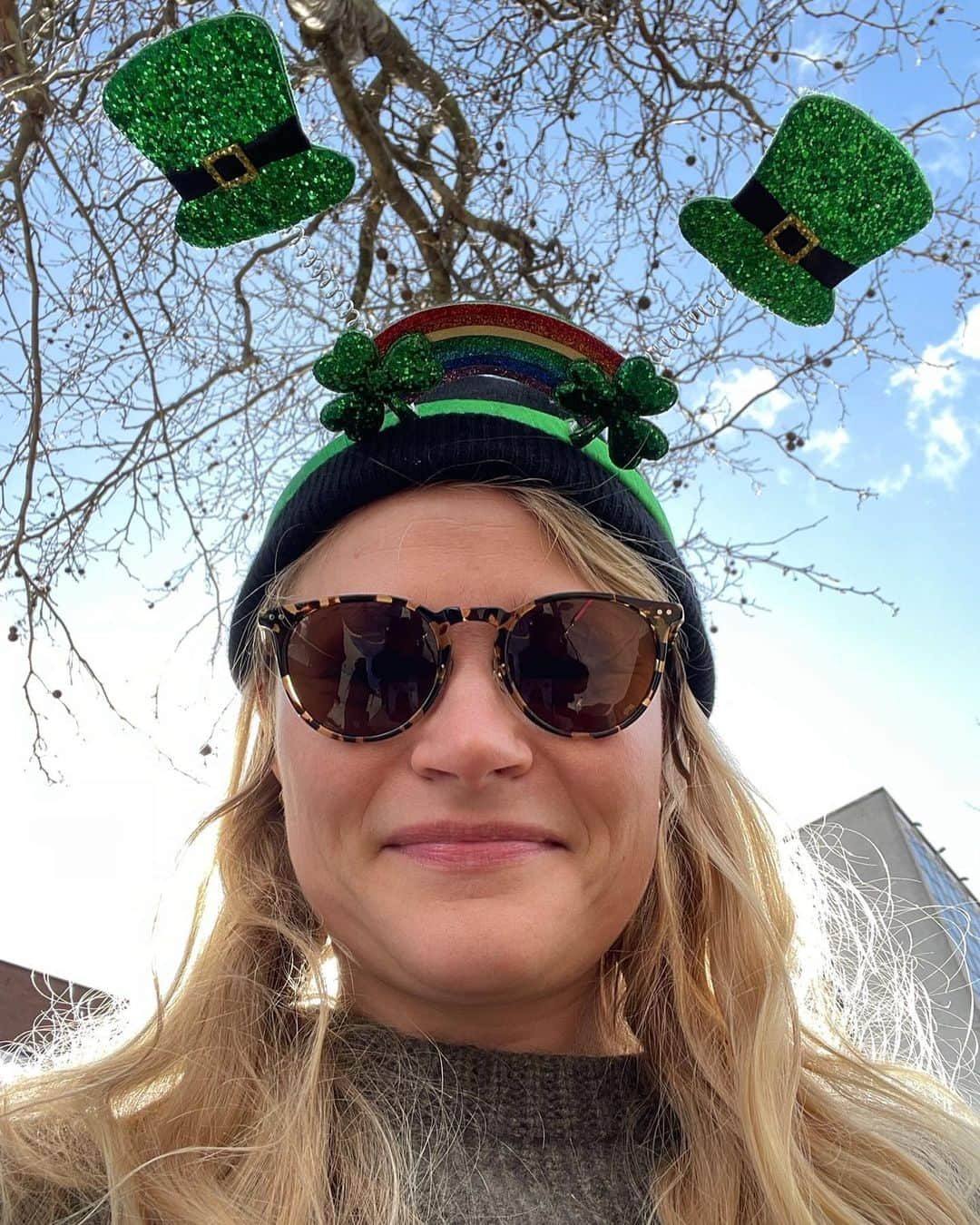 エミリー・デ・レイヴィンさんのインスタグラム写真 - (エミリー・デ・レイヴィンInstagram)「Happy St Patty’s Day! 🍀💚🍀 (& #flashback to last year’s celebrations in Dublin!)  #stpatricksday #dublin #ireland」3月18日 10時45分 - emiliede_ravin