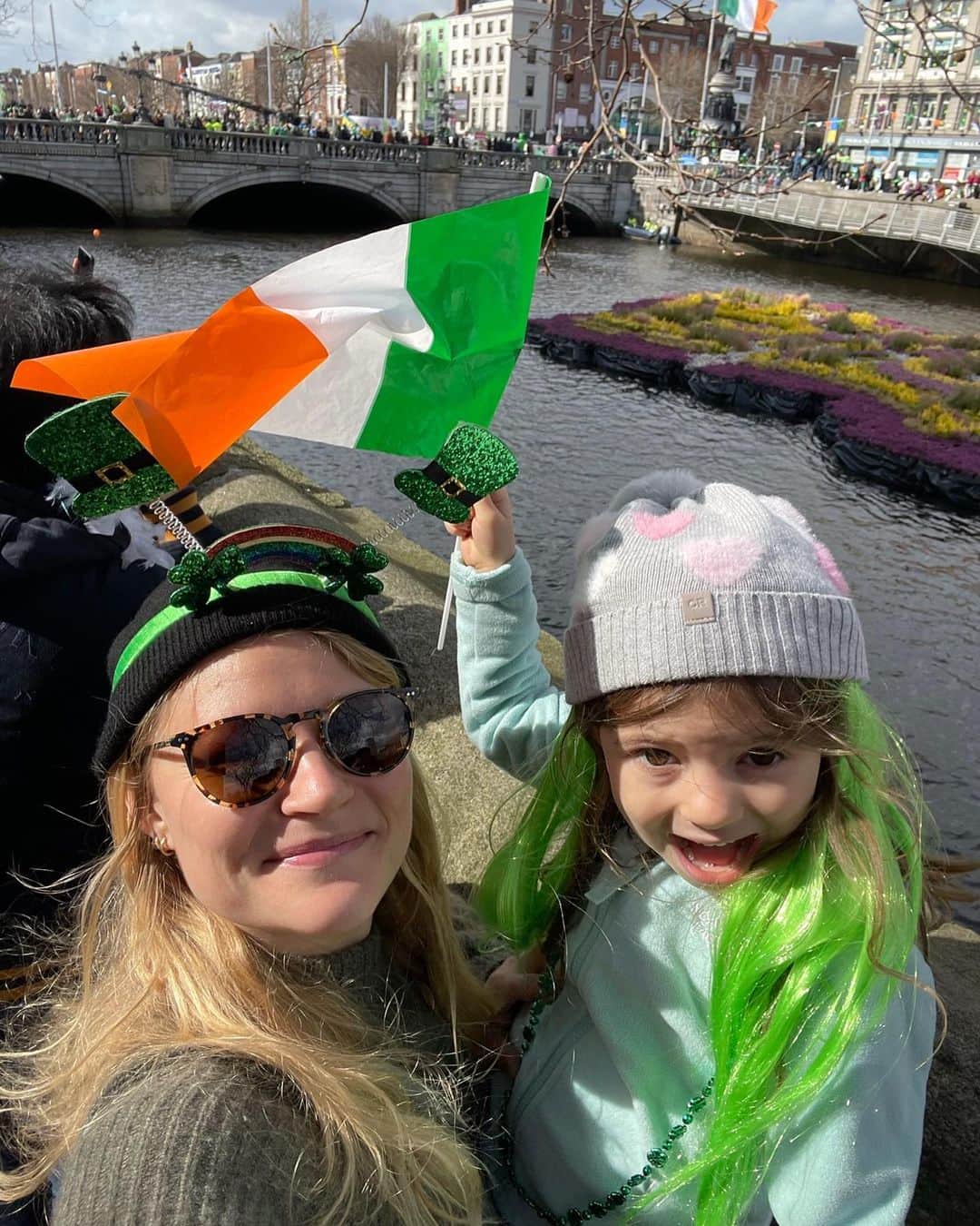 エミリー・デ・レイヴィンさんのインスタグラム写真 - (エミリー・デ・レイヴィンInstagram)「Happy St Patty’s Day! 🍀💚🍀 (& #flashback to last year’s celebrations in Dublin!)  #stpatricksday #dublin #ireland」3月18日 10時45分 - emiliede_ravin