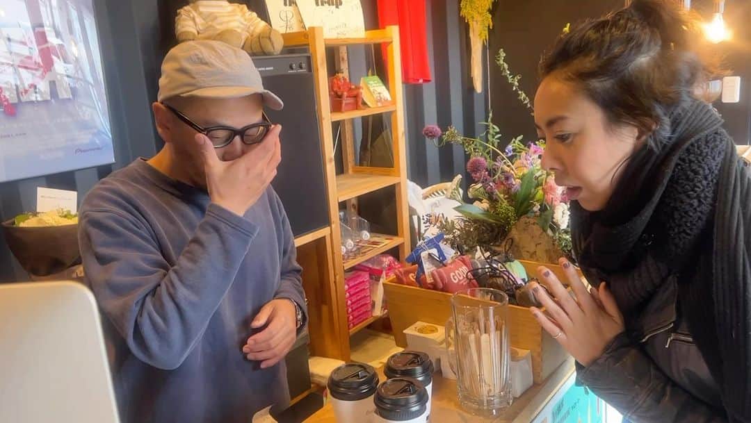 LOVEのインスタグラム：「相馬市オシャレコーヒーSweetrap本日6周年！💐 まさかの連勝ジャンケン割引。 コーヒー三杯と靴下買いました☕️☕️☕️🧦  ¥3290円がいくらになったでしょうか！ 勝負！  #相馬市グルメ #sweetrap」