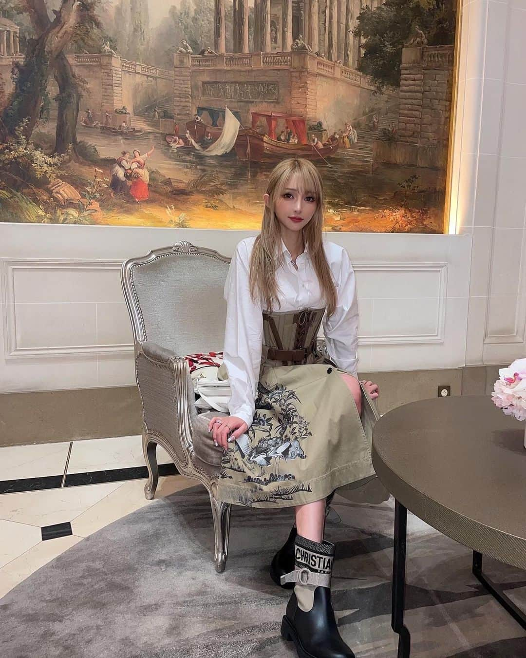 MIRIさんのインスタグラム写真 - (MIRIInstagram)「plaza athenee🏨  大好きなホテル🌹  #plazaathenee  #love  #paris #dior #invitation  #diorss  #trip #travel #hotel #art  #🇫🇷 #海外 #旅行  #france #fashion #fashionweek  #ディオール #招待 #フランス #パリ #パリコレ  #ファッション #春 #春服  #春服コーデ  #alldior #セーヌ川  #シャンパン #優雅  #歴史」3月18日 10時52分 - miri.o3