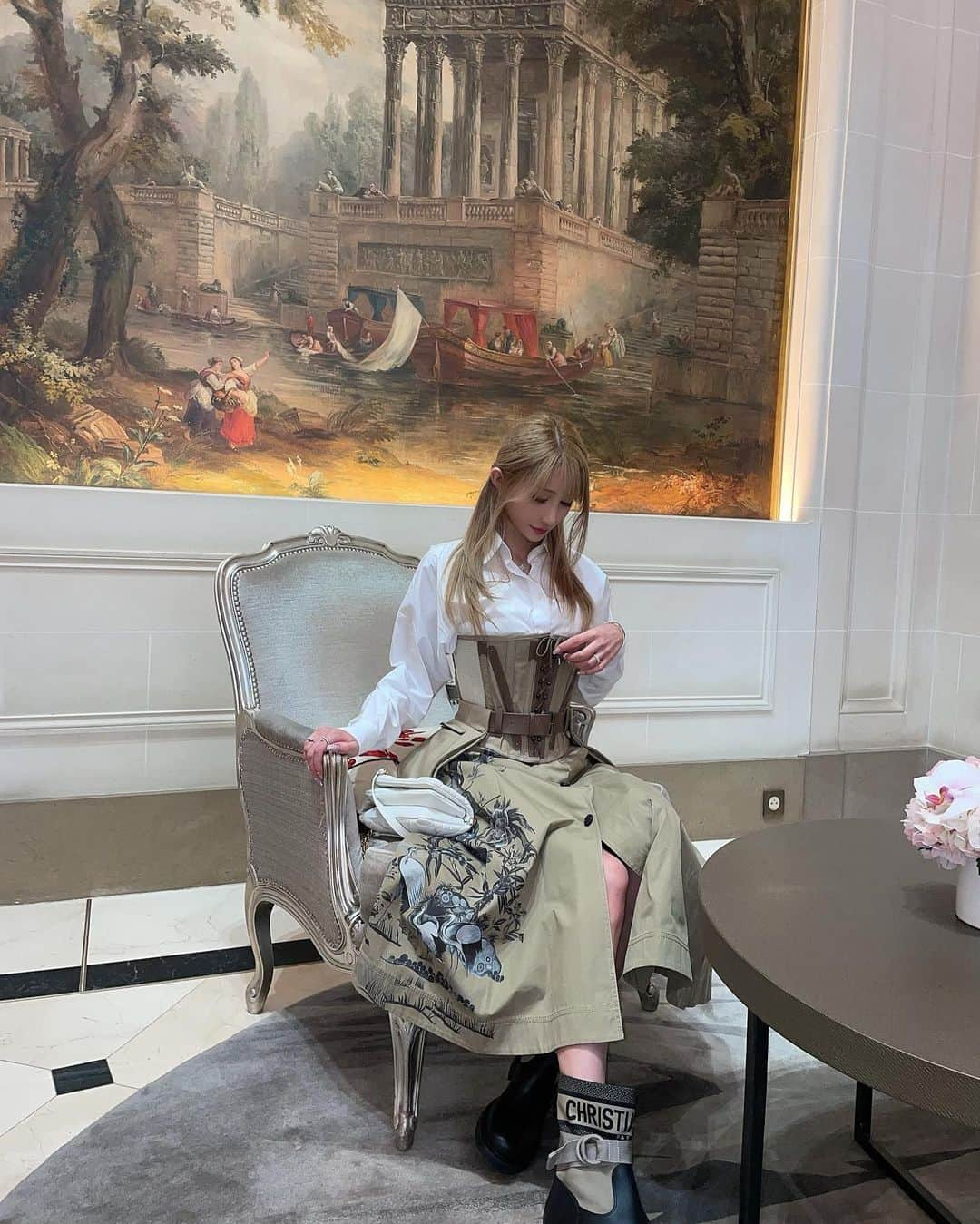 MIRIさんのインスタグラム写真 - (MIRIInstagram)「plaza athenee🏨  大好きなホテル🌹  #plazaathenee  #love  #paris #dior #invitation  #diorss  #trip #travel #hotel #art  #🇫🇷 #海外 #旅行  #france #fashion #fashionweek  #ディオール #招待 #フランス #パリ #パリコレ  #ファッション #春 #春服  #春服コーデ  #alldior #セーヌ川  #シャンパン #優雅  #歴史」3月18日 10時52分 - miri.o3