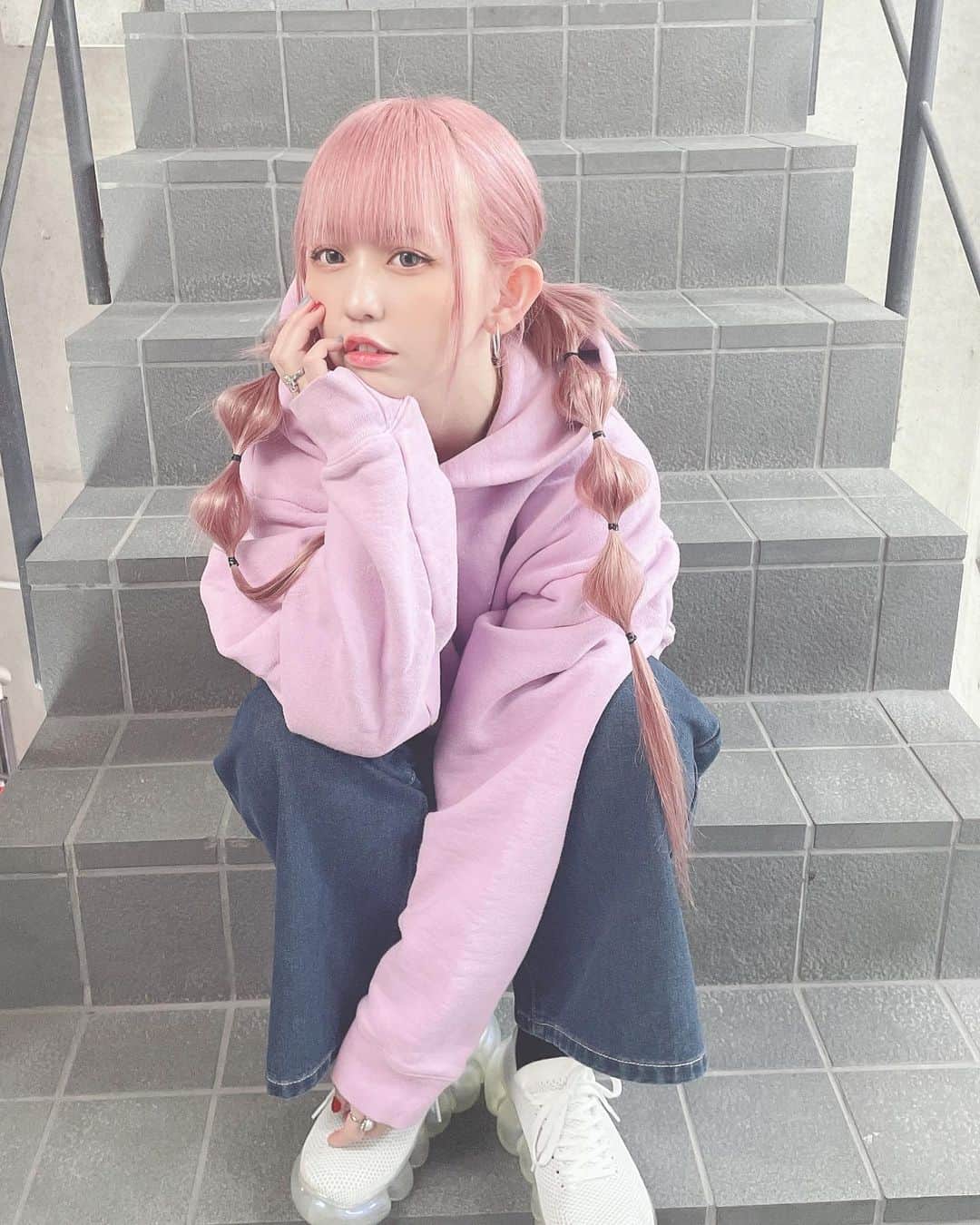 マリスさんのインスタグラム写真 - (マリスInstagram)「PINK💓🎟🦩🎀🌸  スタイリングはまりえちゃん♡ Special thanks @___marie.h___  #pink #pinkhair #grounds  #ストリート系女子 #パーカー好き #ピンク #春カラー」3月18日 16時19分 - marisu411