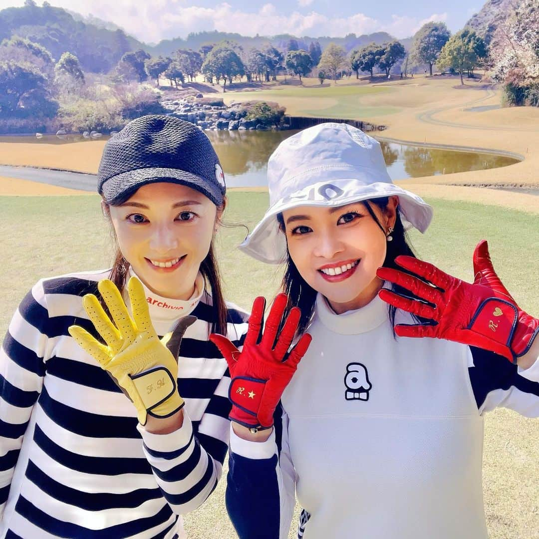 吉田玲奈さんのインスタグラム写真 - (吉田玲奈Instagram)「❥★ 史奈ちゃんとオーダーメイドゴルフグローブ作りました❣️ 羊皮でカラーも豊富🌈 @golf_glove_just_fit_system  マジックベルト部分にはイニシャルの刺繍や、写真、メッセージも入れられるんです✨世界に一つだけのオリジナルグローブ❣ プレゼントにも最適ですよ♪ 私は両手グローブをするので、スマホやカートのタッチパネル操作がこの羊革グローブなら、はめたままでOKなのがとても嬉しい〜♪ ジャストフィットなグローブならゴルフもストレスなし❥ 史奈ちゃんが偶然とは思えないほどウエアとカラーがリンク💛 私は赤いゴルフシューズに合わせて作りました❤️ 10色あるから迷いましたよ〜✨マチ部分はブラックにして引き締め効果❥色々考えるのも楽しかったです😉 イニシャルはＲとハートと星の刺繍を左右バラしてもらいました❥★とても気に入っています✨  #golfgrove  #ゴルフグローブ #ゴルフ女子  #ゴルフ男子  #ゴルフグッズ #golfstagram  #羊皮グローブ  #オリジナルグローブ #プレゼントにおすすめ  #手の大きさ #オリジナルグッズ #手触りがいい感じ  #ジャストフィットグローブ #原史奈 ちゃん #女優 #吉田玲奈 #楽しいゴルフ #ゴルフ友達 #女子ゴルファー #ごるふ女子  #オシャレグローブ #reinagolf」3月18日 16時22分 - reina.yoshida.ciel.1218