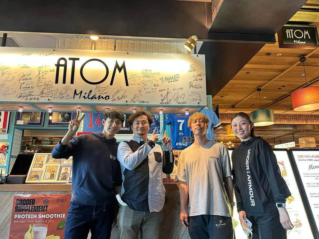 渡邊啓太さんのインスタグラム写真 - (渡邊啓太Instagram)「🍔🍷  ———  @atom_milano_cafe  📍 L'ATELIER et Brasserie ATOM Milano ☕️  ———  @athliv.tokyo でケアを受けた後 @konnotoshiaki さんにお会いさせていただき シーズン中には食べないハンバーガーを頂きました🍔  アランミリアという フランスのワインのように楽しめる ぶどうジュースに驚かされました🤤🍇  そば粉を使ったプリンがあるとか、、？😏  美味しいだけじゃなく ｵｰｶﾞﾆｯｸにこだわっているので 身体が喜ぶ食事がいただけます👏  ぜひ、都内にお越しの際には 行ってほしいカフェです✨  とても光栄な場所に サインも書かせて頂きました！ そこもチェックしてくださいね😎  #アトムミラノ #アトムミラノカフェ #銀座 #東京 #イタリア #オーガニック#東急プラザ銀座 #そば粉 #スイーツ #カフェ #東京カフェ #東京ランチ #アランミリア #ノンアルワイン #ガレット #おすすめ #アスリート #日本代表 #スポーツ #冬季スポーツ #いつも #ありがとうございます #atommilano #atommilanocafe #tokyo #ginza」3月18日 11時04分 - kwatanabe18