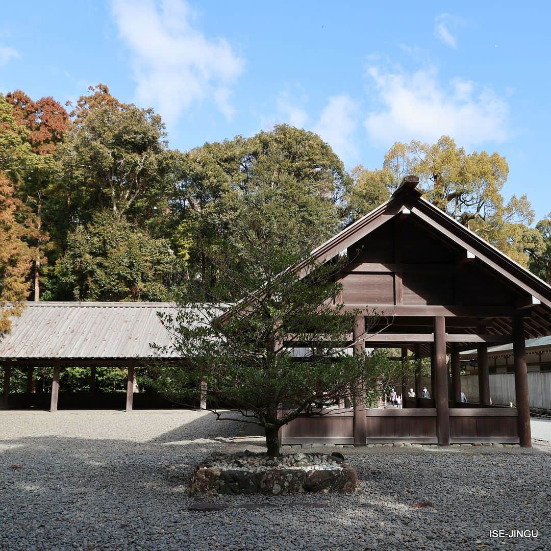 伊勢神宮さんのインスタグラム写真 - (伊勢神宮Instagram)「#伊勢神宮 #神宮 #神社 #心のふるさと #外宮 #所管社 #四至神 #神宮125社 #isejingu #jingu #soul_of_japan #japan #jinja #shinto #geku #miyanomegurinokami」3月18日 11時00分 - isejingu.official