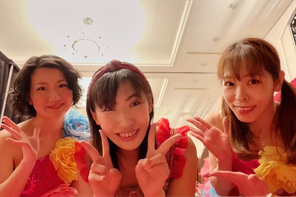 荒木巴のインスタグラム：「伊豆・修善寺でイリュージョンマジックショーでした。 ご覧いただいた皆様、ありがとうございました。 ダンサーアシスタントはかれんさんときみえさんと。 ノリのいいお客様のおかげで盛り上がりました🃏 綺麗な富士山が見え、会場近くに鹿がいて、少しだけ観光気分を味わえました🦌  #荒木巴  #イリュージョン  #イリュージョンマジック  #イリュージョンマジックショー  #マジック  #女性マジシャン  #伊豆  #修善寺  #静岡  #富士山  #鹿  #出張マジック受付中」