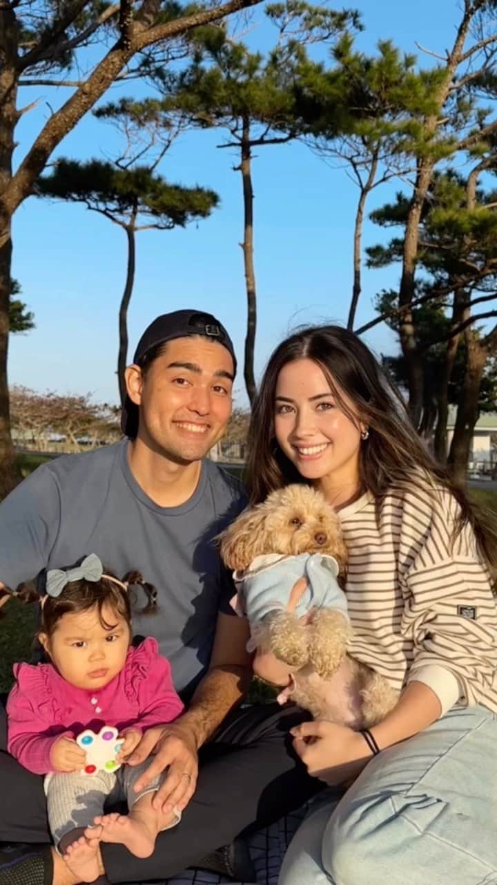 のインスタグラム：「Park Day with the family 👫👧🏻🐶💕  この公園、 遊び場もたくさんあるし、 芝生がとても広くて気持ちいいし、 子供とワンちゃんにとって すごくいい場所🥹  リカが生まれる前から ハニーちゃんと一緒に散歩や ピクニックに来てた場所だから、 こうやって今はリカも一緒に 来れることがすごく幸せ❤️  晴れてる日は特にリラックスできるし、 穏やかな気持ちになれる、 不思議な場所なんだよね〜  沖縄の歴史に関する いろんな思いがある場所 だからかな〜 本当に名前の通り「平和」を感じれる 素敵な場所だと思います。  #平和記念公園 #PeaceMemorialPark #公園遊び #parkday #犬と赤ちゃん #dogandbaby  #ピクニック #picnic  #１歳ベビー #1yearold #トイプードル #toypoodle  #女の子ママ #girlmom  #沖縄 #okinawalife」