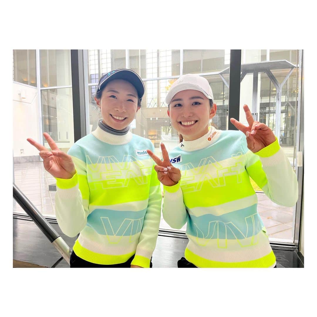 江澤亜弥のインスタグラム：「＊ 昨日はまなちゃんと同じニット着てました💖 @mana.s_golf   山田の彩歩ちゃんもこれと同じの着てたんだけど、タイミング合わず撮れなかった🥹  @vivaheartofficial   #vivaheart  #teamvivaheart  #ダブルピースってもう古いですかw」