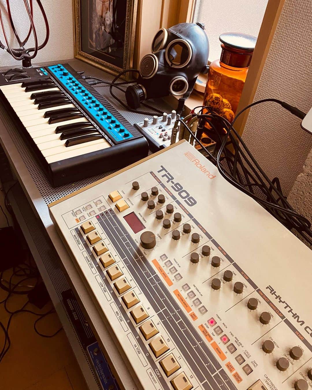 弘田佳孝のインスタグラム：「今夜はRoland TR-909、NOVATION BassStation、あと ペダルエフェクターとTraktor DJ使ってLIVEです。お近くの方ぜひー  Mar.18(Sat.) 17:00-22:00 PENNY BLOOD -Club Inferno- Osaka-Side  HushTag #pennyblood_osaka  Bar Fader Osaka @bar_fader  DJs: G☆E @gameeditorG xanadujin @xanadujin 石山はむイチ@ham64 DJ Takuma2000 @DJTakuma2k  Main Act: 弘田佳孝 YOSHITAKA HIROTA  ￥2000 (1 Drink 付)」