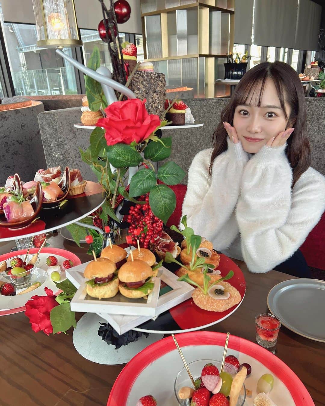 かわぎしるなのインスタグラム：「. おっきなアフヌン🍓💭 迫力すごかった〜笑笑  グラスなんて片手に持っちゃって、大人みたいっ🥂🫧 炭酸が得意じゃないので、抜いて飲む方が好きです🙈  #渋谷 #渋谷カフェ #渋谷グルメ #渋谷バー #アフタヌーンティー #アフヌン #女子会 #女子会コーデ #女子会ランチ #スカイバー #スクランブル交差点 #シャンパン #シャンパングラス #shibuya #tokyo #cafe #afternoontea #champagne #celavitokyo #celavirestaurant  #春コーデ #春服コーデ #大学生 #女子大生 #fashion #code」