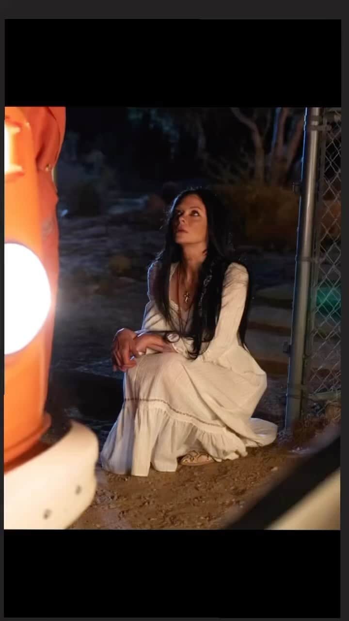 ジェイミー・キングのインスタグラム：「#TheResurrectionOfCharlesManson - now streaming on @appletvplus @amazonprime @vudufans #HooliganDreamersProductions @jaime_king  and @frankgrillo1 @joshplasse   🎬👁️🎟️🙏🌹  THE DIRECTORIAL DEBUT of @remy_grillo - my fam. Thank you. Remy,  your fearless, brilliant leadership & attuned sensitive direction for your cast and crew is immeasurable. You are a shining star and I love you.🌹  #TheActorsStudio #CatlinAdams - Bravo. Thanks for your dedication to the work. It always goes back to you. My home.   HMU by @carolinehernandezmakeup @call_me_tifff   Special thanks to @smashleylevy & #TeamATL for creating and realizing the vision of this character. To @mothercain - thank you for being my divine inspiration.   Special thanks and gratitude to @xyzfilms & @voltagepicturesofficial @periscopepostandaudio   To @orensegal1 - we simply could not do this without you & we love you beyond words.   With loving,  JK @hooligandreamersproductions」