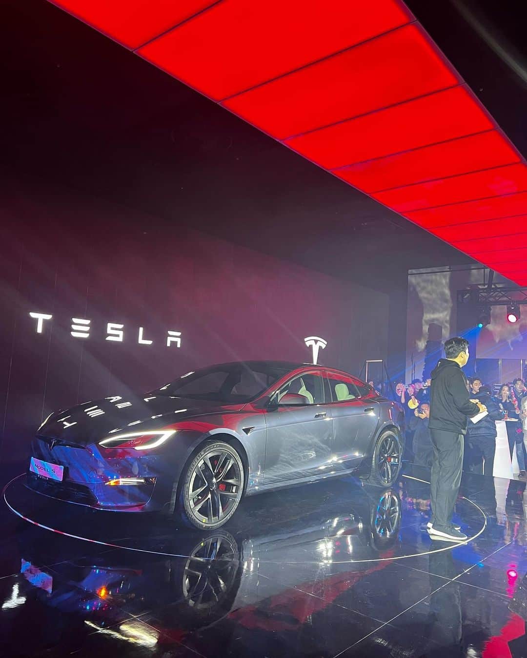 チョ・ユンジさんのインスタグラム写真 - (チョ・ユンジInstagram)「_ Tesla Model S/X를 한국에서 처음으로 선보이는 자리인 Plaid Night⭐️ 좋은사람들과 멋진행사🖤초대해주셔서 감사합니다🙏🏻 행복한밤이였어요🫶🏻  @teslamotors」3月18日 11時38分 - __yuuuuunji__