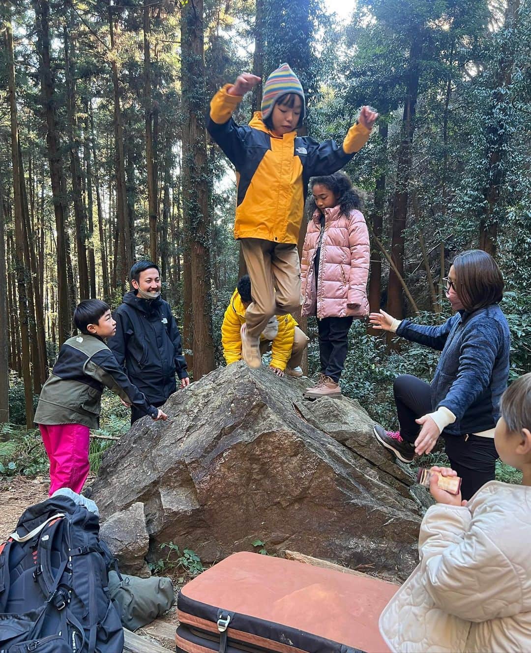 ファンタジスタさくらださんのインスタグラム写真 - (ファンタジスタさくらだInstagram)「@play_earth_kids  の新作ビジュアル撮影にゲバたんと行きました  かわいい子供服で、山に登って、石と遊んで、岩から飛んで、木の質感を手で触って笑いながらなまこちゃんとも、色んなお話しできた楽しい1日でした 山遊び⛰は楽しい〜  誘ってくれた @yamaguchi_h さんありがとうございました」3月18日 11時33分 - fantasista_sakurada