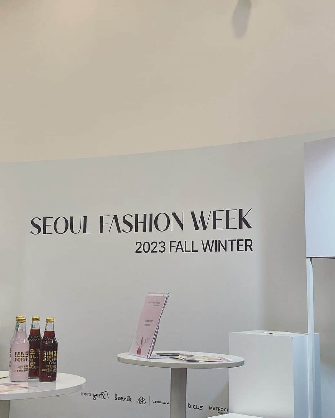 コン・ミンジさんのインスタグラム写真 - (コン・ミンジInstagram)「Walk walk fashion baby 💅🏻👠 #seoulfashionweek」3月18日 11時43分 - _minzy_mz