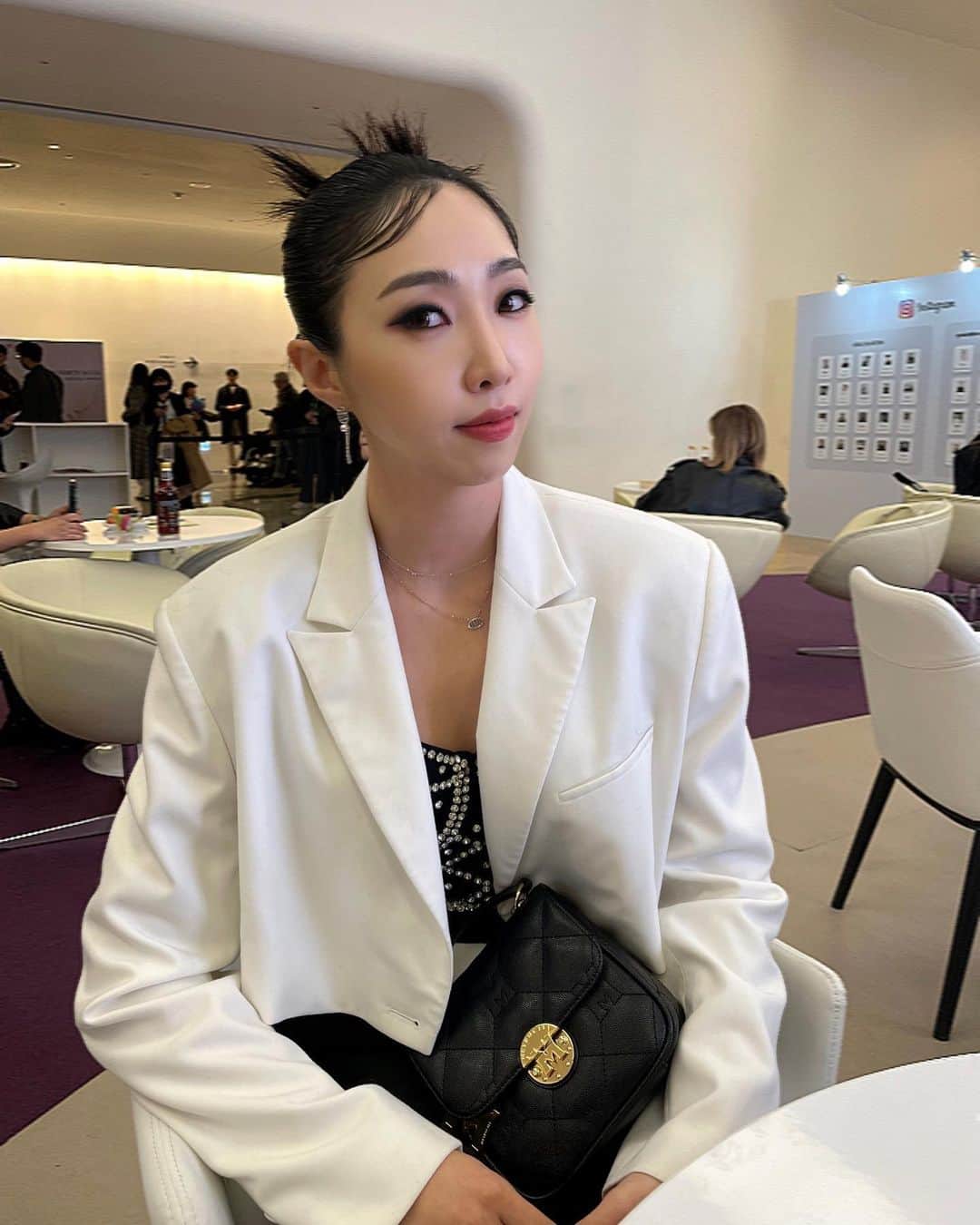 コン・ミンジのインスタグラム：「Walk walk fashion baby 💅🏻👠 #seoulfashionweek」
