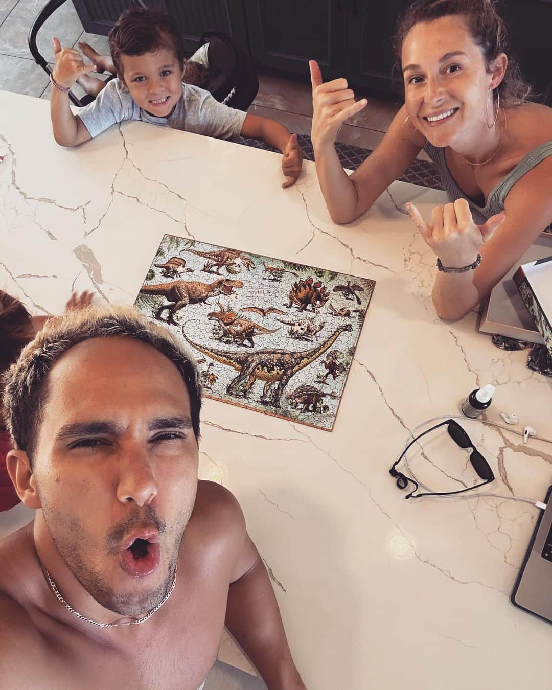 アレクサ・ヴェガのインスタグラム：「This week we managed to complete puzzles 5,6,7,8, & 10 / 52 !!! Had to make up for the last few weeks! #puzzle #family」