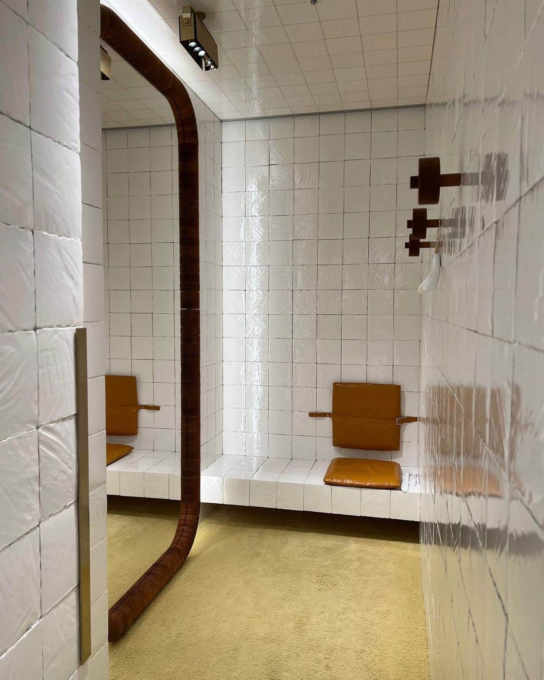 大屋夏南のインスタグラム：「Dream fitting room 💫 風邪っぴきでずっとベットなので好きなものばかり見て過ごしてる❤️‍🩹写真とか映画とかインテリアとか。 これは六本木のボッテガのフィッテングルーム。 可愛かったなー。」