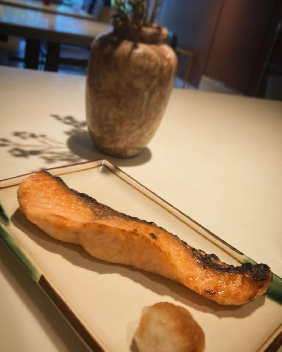 永島聖羅のインスタグラム：「🐟  マネージャーさんと朝活からの撮影📸  #焼き鮭 染みるう〜」