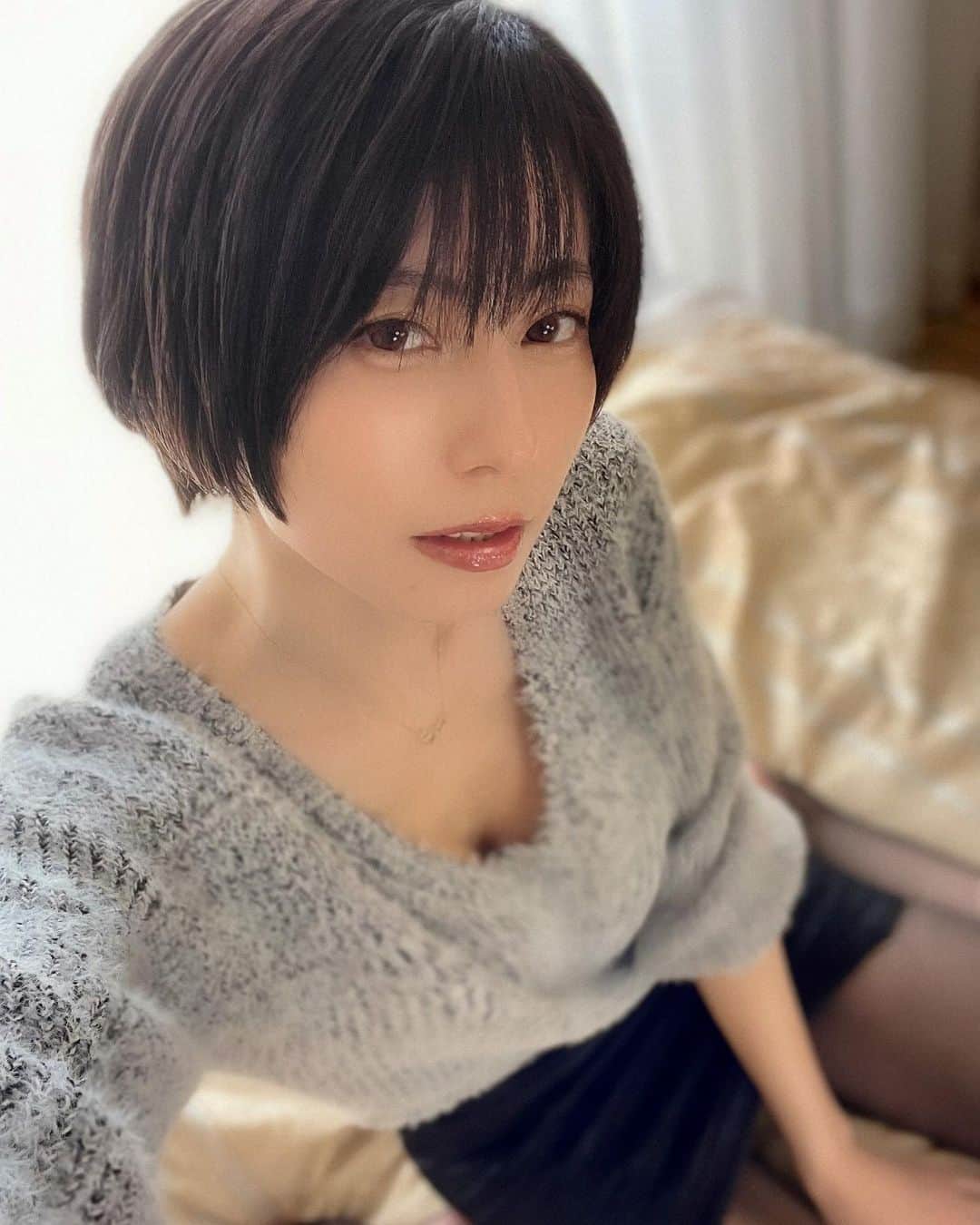 乃亜のインスタグラム：「ニットとタイトなミニスカートに細かい網目の網タイツ。  #コーデ #ショートヘア #selfie #ニット #ミニスカート #撮影」