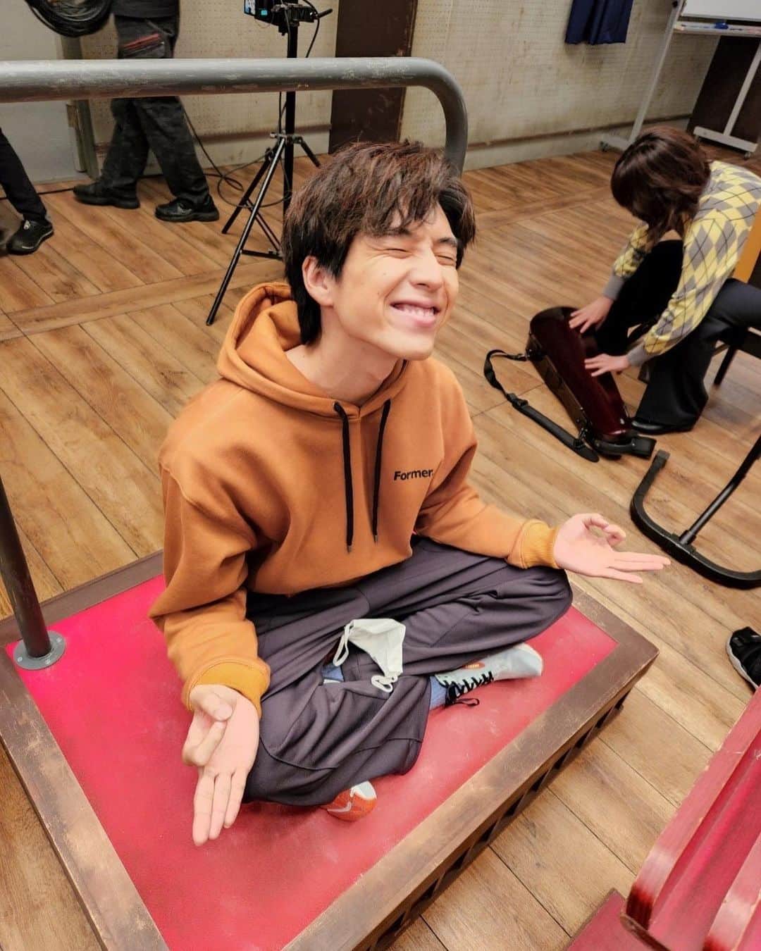 リバーサルオーケストラのインスタグラム：「蔵出しオフショ公開🌟本日1枚目はこちら🙌 まだ朝陽さまが悪魔😈と呼ばれていた頃。マエストロのいない隙に指揮台ではっちゃけてました笑😂  TVer・Huluで配信中✨ bit.ly/reveorche オリジナルストーリーもぜひ✨  #リバーサルオーケストラ  #坂東龍汰」