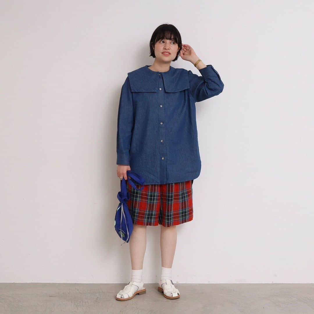 l'atelier du savonのインスタグラム：「. .  2023 summer 🍧 1  . .  @fig_london denim sailor shirt ¥17,600 [ blue ] (入荷済み)  Alice check culottes ¥17,600 [ red ] (5月中旬入荷予定)  @latelier_nakanohito これあげる。ブーケのような巾着バッグ ¥7,700 [ しろ / あお / くろ ] (5月下旬入荷予定)  model 163cm  お店では夏の新作のお写真をご用意しております 詳細はお近くの店舗までお問い合わせください🏃‍♀️  . . next ▷▷▷ ひらひらレースワンピース🐈  #latelierdusavon  #figlondon  #2023 #summer  #denimshirt #sailor」