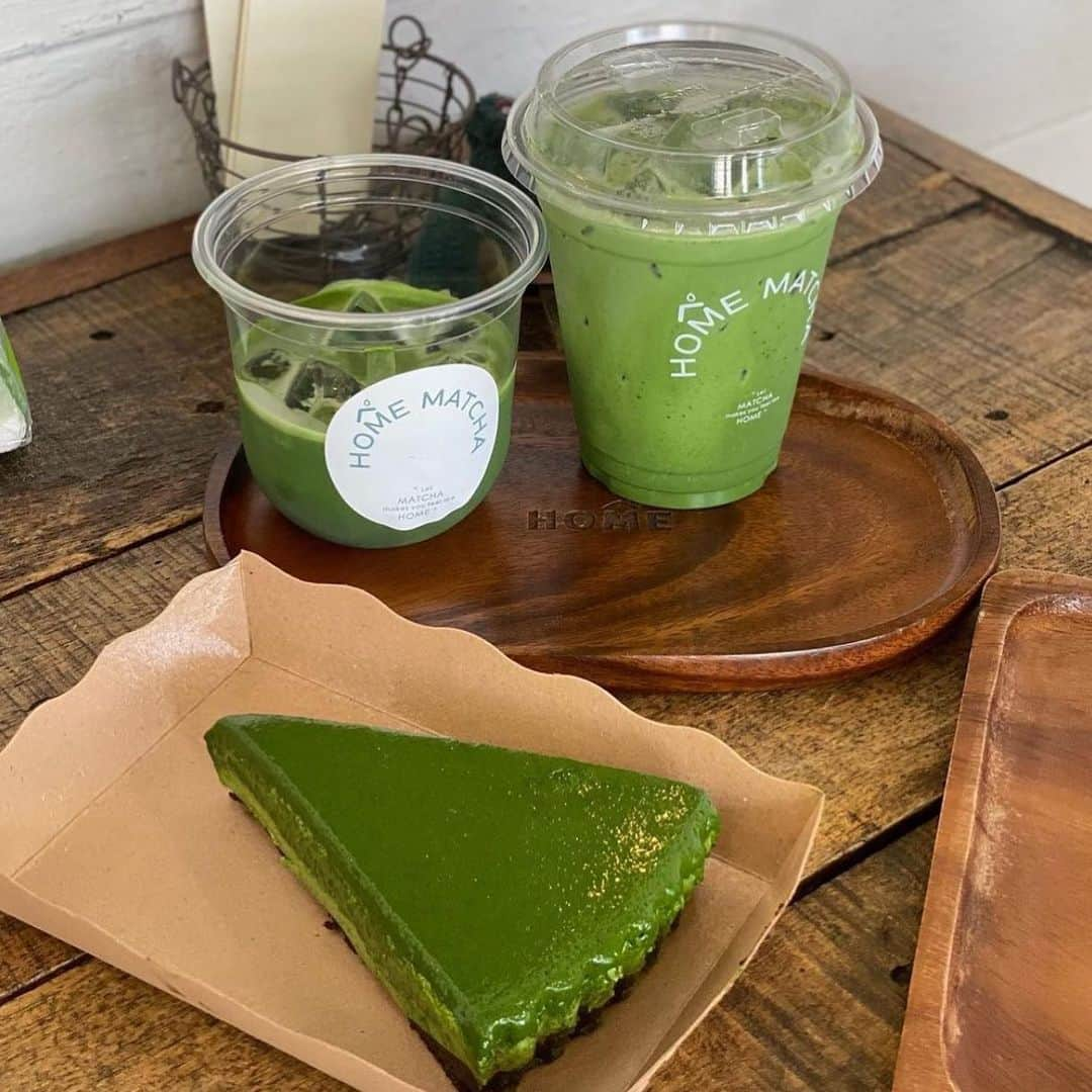 tealilycafeのインスタグラム：「HOMEMATCHA : home for matcha lover.  Iced koi matcha Iced matcha latte  Matcha mousse cake   ONLINE DELIVERY  Line man : http://wongn.ai/i79gf  Robinhood : https://static.robinhood.in.th/app_link.html?URI=robinhoodth://merchantlanding/id/70153  Cr. Photo k.katipmutita Thank you so much 💚 #homematcha」